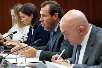 El ministro de Transportes y Movilidad Sostenible, Óscar Puente (en el centro), comparece en el Senado, este viernes.