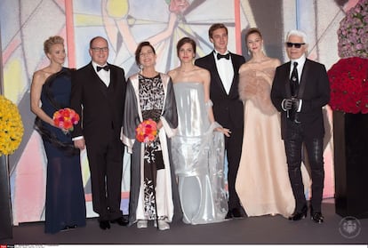 Carolina ha evolucionado junto a su pasión por la moda, una afición que ha contagiado a su propia familia, como hizo Grace Kelly con ella. En la fotografía aparecen junto al diseñador alemán Karl Lagerfeld (a la derecha) la princesa Carlota, Pierre Casiraghi y su mujer, Beatrice Borromeo; el príncipe Alberto y la princesa Charlene durante la celebración del tradicional Baile de la Rosa, uno de los eventos más importantes en Mónaco.