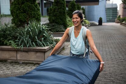 Emma Sulkowicz es una estudiante de Arte en Columbia que desde septiembre sale acompañada de un colchón por todo el campus para denunciar que un compañero de su facultad la violó en el de su habitación. Tanto Sulkowicz como otras dos compañeras acusaron al mismo joven de haberlas violado, pero la universidad decidió no hacer nada y el supuesto violador seguía en el campus. Como protesta, la performance Carry the weight ha destapado la inacción de los centros universitarios frente a las violaciones en sus recintos.