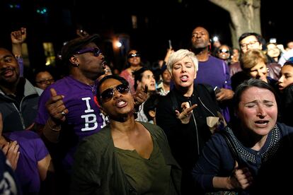 Un grup de persones ballen una cançó de Prince en un carrer de Brooklyn, Nova York.