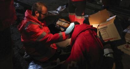 Uno de los inmigrantes, atendido por la Cruz Roja en Ceuta.