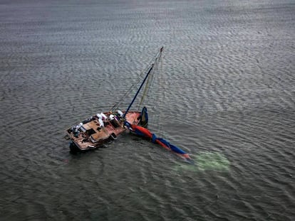 Una balsa utilizado por migrantes haitianos para viajar a EE UU yace en un banco de arena en los Cayos de Florida, en enero de 2023.