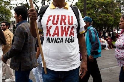 Extrabajadores usan camisetas con el mensaje "Furukawa nunca más".