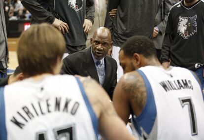 Terry Porter da instrucciones a los jugadores de los Minnesota Timberwolves.