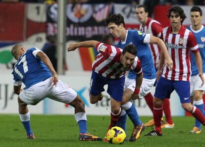 Koke se escapa con la pelota entre Mikel Rico e Iraola en presencia de Tiago y God&iacute;n.