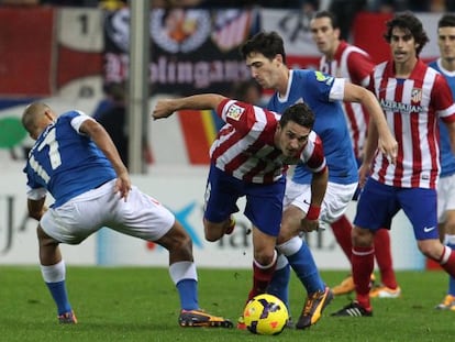 Koke se escapa con la pelota entre Mikel Rico e Iraola en presencia de Tiago y God&iacute;n.