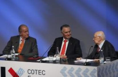 El Rey de Espa&ntilde;a, y los presidentes de Portugal, An&iacute;bal Cavaco Silva (izquierda), e Italia, Giorgio Napolitano, en la Fundaci&oacute;n para la Innovaci&oacute;n Tecnol&oacute;gica Cotec en Lisboa, donde los tres mandatarios participan hoy en la clausura del IX Encuentro Cotec Europa, en el que autoridades y empresarios de los tres pa&iacute;ses debaten sobre su compromiso con la reindustrializaci&oacute;n. 