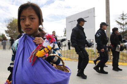 Una niña indígena camina cerca del centro deportivo municipal de San Cristóbal de las Casas, donde se llevará a cabo la santa misa con las comunidades indígenas en Chiapas, uno de los estados que se prepara para la visita del papa Francisco por cinco ciudades del país.