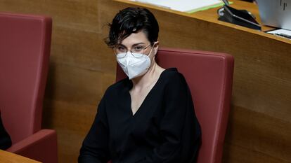 La diputada de Compromís en Les Corts Valencianes Aitana Mas ha recibido el cariño del resto de grupos parlamentarios en el pleno de este jueves, el primero al que ha asistido después de que anunciara en redes sociales que padece cáncer.