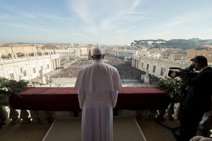 El Papa Francisco ofrece la bendición "Urbi et Orbi" desde el balcón central de la Basílica de San Pedro en el Vaticano.