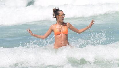 La modelo Alessandra Ambrosio, en una playa de Río.