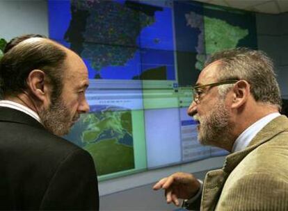 Alfredo Pérez Rubalcaba y Pere Navarro, durante su visita al Centro de Gestión de la DGT.