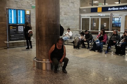 Candelario es un hombre de la tercera edad originario de la Provincia de Jujuy, al norte de Argentina. Duerme y vive en el aeropuerto y en el día trata de buscar ayuda de los viajeros que llegan y salen de la ciudad.