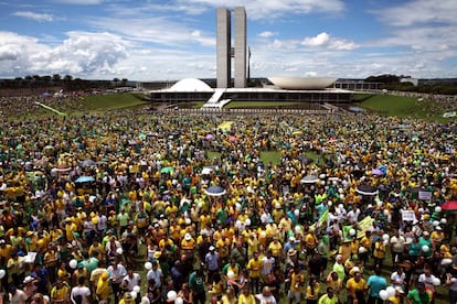 Unas 100.000 personas se manifiestan ante el Congreso Nacional en Brasilia para manifestar su respaldo al juicio pol&iacute;tico que la oposici&oacute;n promueve contra la presidenta Dilma Rousseff.