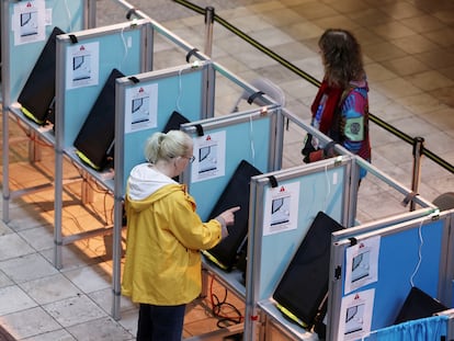 Votantes emiten sus sufragios en las primarias republicanas y demócratas que Nevada celebra este martes.