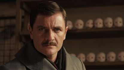 &Agrave;lex Brendem&uuml;hl, caracterizado como Mengele, en el filme.