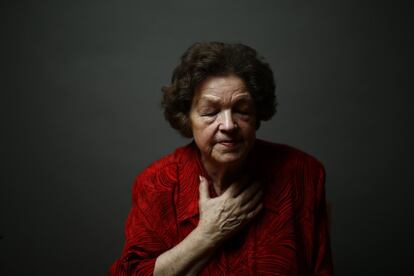 Danuta Bogdaniuk-Bogucka (nombre de soltera Kaminska), de 80 años, posa para un retrato en Varsovia el 5 de enero de 2015. Bogdaniuk-Bogucka tenía 10 años cuando fue enviada al campo de Auschwitz-Birkenau con su madre. Después de la guerra se reencontró con su madre y descubrieron que ambas habían estado en el campo de Ravensbruck al mismo tiempo.