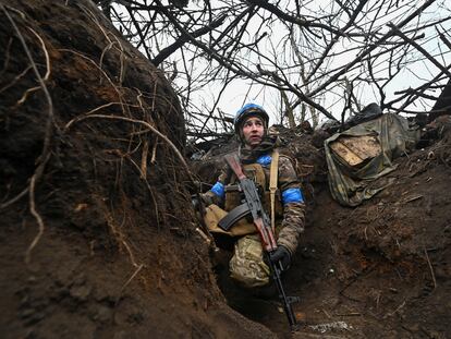 Un soldado ucranio de la 65ª Brigada Mecanizada mira sobre las paredes de una trinchera en el frente de Robotine, el 21 de febrero.
