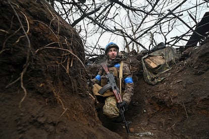 Un soldado ucranio de la 65ª Brigada Mecanizada mira sobre las paredes de una trinchera en el frente de Robotine, el 21 de febrero.
