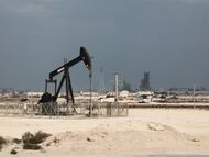 Vista de un pozo de petróleo en el desierto árabe de Jebel Dukhan, Baréin, el 4 de marzo de 2024.