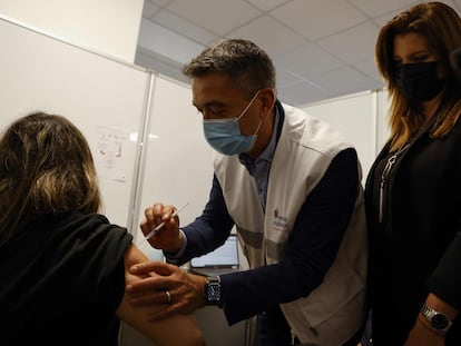 Un médico vacuna a una mujer en Saint Denis, en el norte de París, este viernes.