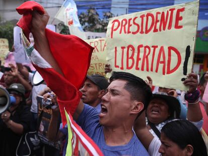 Cientos de personas pedían este martes la liberación de Pedro Castillo, en los exteriores de la base de la policía donde se encuentra recluido en Lima (Perú).