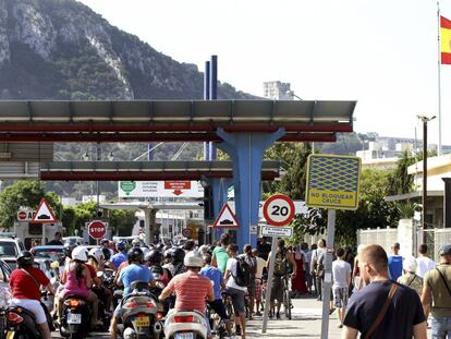 Colas a la entrada de Gibraltar desde La L&iacute;nea de la Concepci&oacute;n.