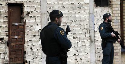 Dos polic&iacute;as custodian el local registrado.