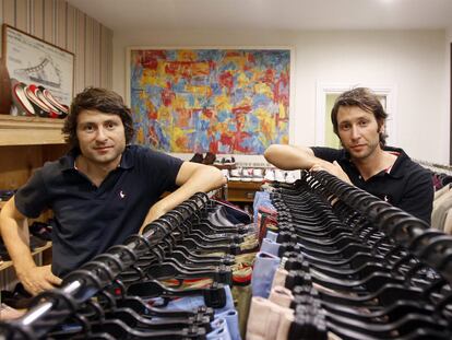 Los hermanos Cebrián fotografiados entre las prendas que diseñan en El Ganso.