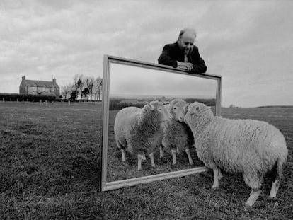 Ian Wilmut con una alegor&iacute;a de la clonaci&oacute;n en su finca de Escocia.