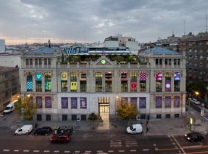 Arriba, fachada de La Casa Encendida, en Madrid.