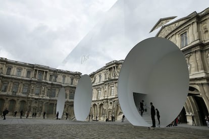 Vista general del lugar del desfile de Dior en el interior de la Cour Carrée en el museo del Louvre durante la Semana, en París (Francia).  Este desfile de Dior es el primero de prêt-à-porter desde que el exdirector, Raf Simons, dimitiera en 2015.