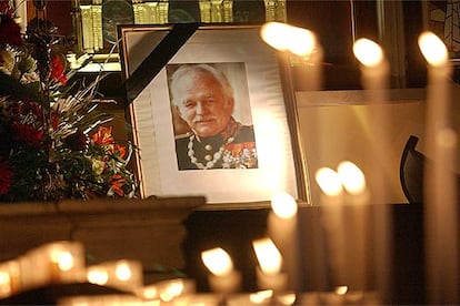 Decenas de velas rinden homenaje póstumo a Raniero en la capilla de la Santa Devota de Mónaco.