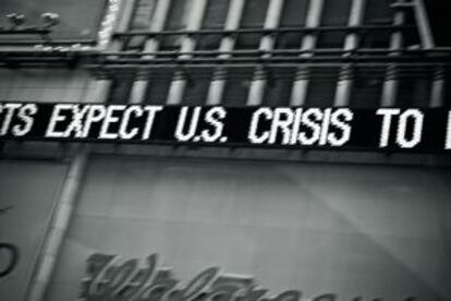 Un noticiero luminoso anuncia la catástrofe en Times Square, Nueva York, la tarde que estalló la crisis de 2008.