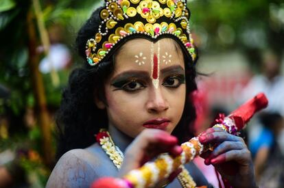 Una niña vestida como el dios hindú Krishna participa en una procesión durante la festividad de Janmashtami en Daca (Bangladés).