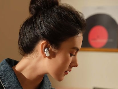 OPPO Enco Buds2 Pro chica