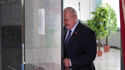 Minsk (Belarus).- (FILE) - Belarusian President Alexander Lukashenko casts his ballot votes during the presidential elections at a polling station in Minsk, Belarus, 09 August 2020 (reissued 19 August 2020). The EU in a virtual special summit on 19 August 2020 said it will not recognise the outcome of the 09 August Belarus presidential eletions. Election results claim that Lukashenko had won in the 09 August elections by a landslide victory result of about 80 percent. Opposition leaders reject the election result claiming was rigged. (Elecciones, Bielorrusia) EFE/EPA/TATYANA ZENKOVICH *** Local Caption *** 56263497