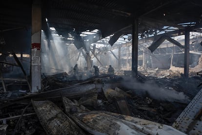 Trabajadores de emergencia buscan víctimas tras el impacto de un misil ruso contra un supermercado en Kostiantinivka, en la región de Donetsk, el 9 de agosto.