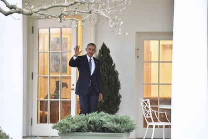 Momentos antes de que Donald Trump jurara el cargo, Barack Obama salió por última vez del Despacho Oval en este momento inmortalizado desde el jardín del sur de la Casa Blanca.
