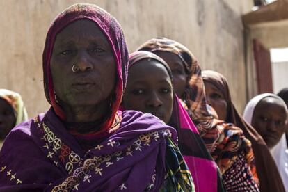 Mujeres desplazadas en un punto de distribución de ayuda del CICR en Maiduguri, Nigeria.