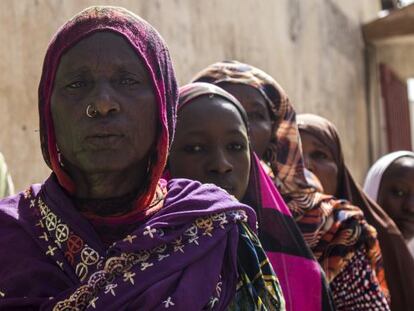 Mujeres desplazadas en un punto de distribución de ayuda del CICR en Maiduguri, Nigeria.