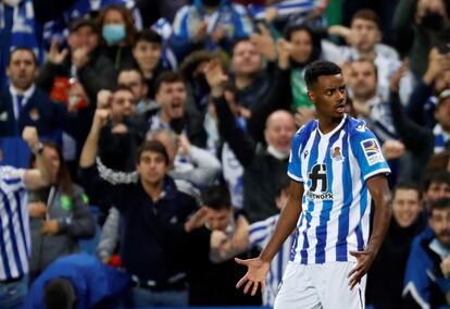 Isak celebra su gol en el partido de la Real Sociedad contra el Athletic esta temporada.