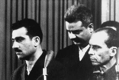 El espía Eli Cohen (izq.), aparece de pie junto a otros dos acusados en un momento del juicio en la ciudad de Damasco (Siria), el 9 de mayo de 1965.