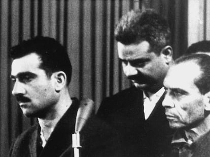 El espía Eli Cohen (izq.), aparece de pie junto a otros dos acusados en un momento del juicio en la ciudad de Damasco (Siria), el 9 de mayo de 1965.