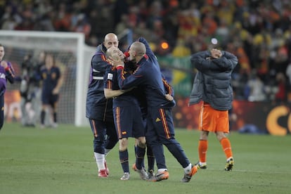 Reina y Valdés felicitan a Iniesta, tras el final del partido. 
