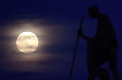 A Lua junto à estátua de Mahatma Gandhi em Chennai (Índia).