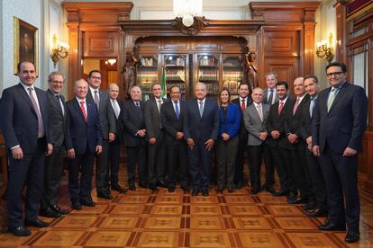 El presdiente Andrés Manuel López Obrador posa durante una reunión con empresarios en el Palacio Nacional el 22 de febrero de 2022.