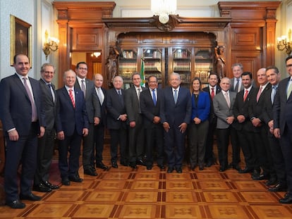 El presdiente Andrés Manuel López Obrador posa durante una reunión con empresarios en el Palacio Nacional el 22 de febrero de 2022.