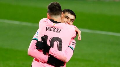 Messi celebra junto a Pedri el tercer gol del Barcelona ante el Valladolid.