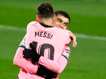 Messi celebra junto a Pedri el tercer gol del Barcelona ante el Valladolid.